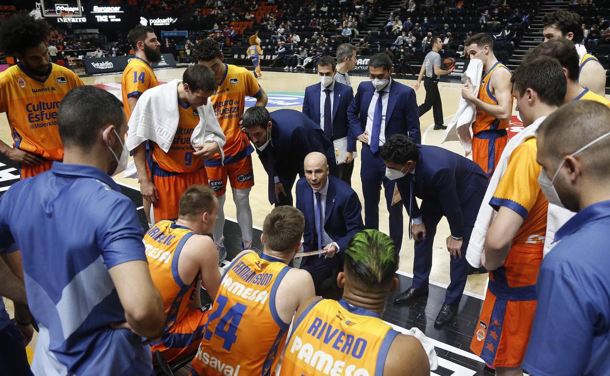 Peñarroya da instrucciones durante un tiempo muerto del partido ante el Obradoiro. 