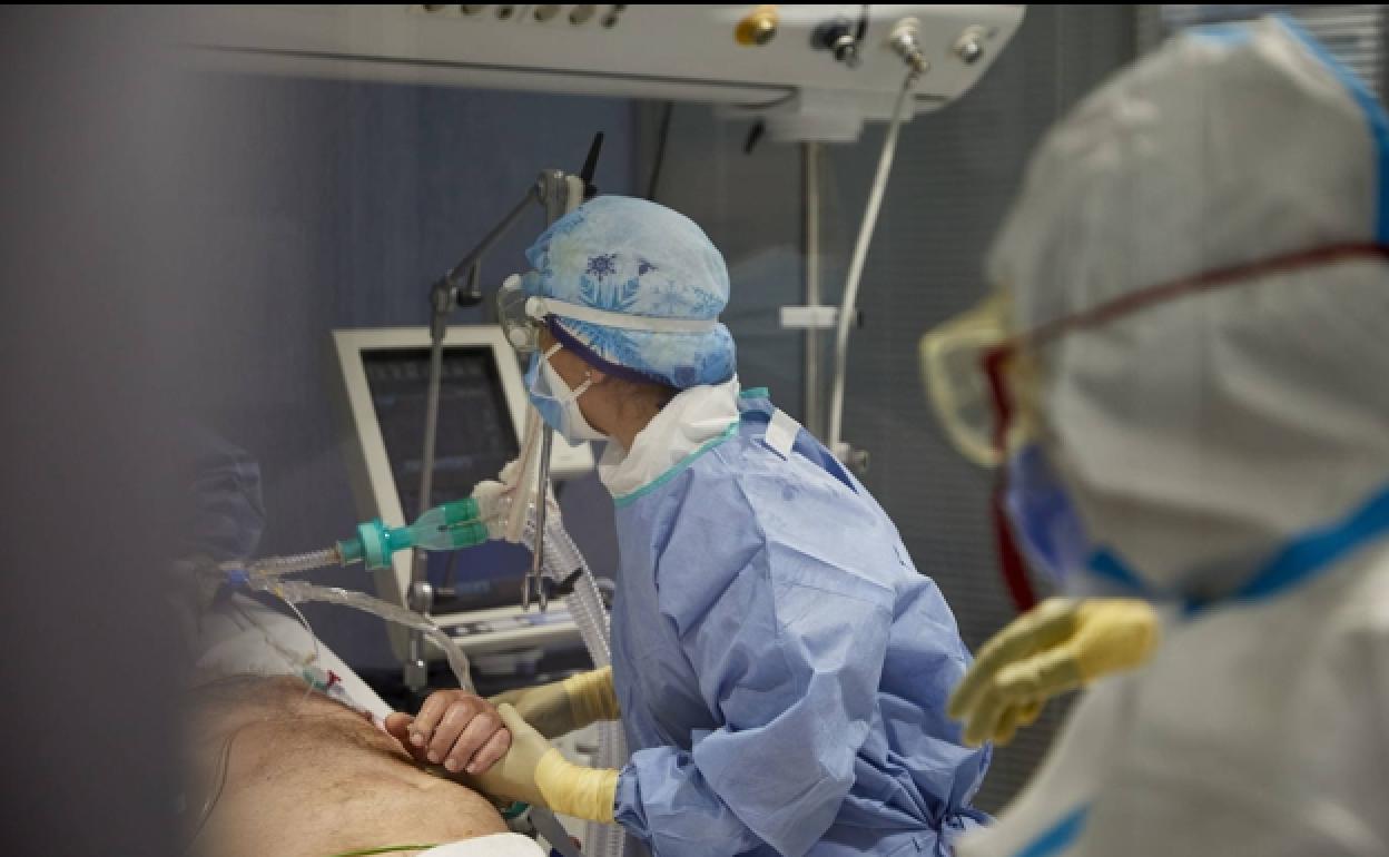 Un paciente en la UCI en un hospital valenciano.