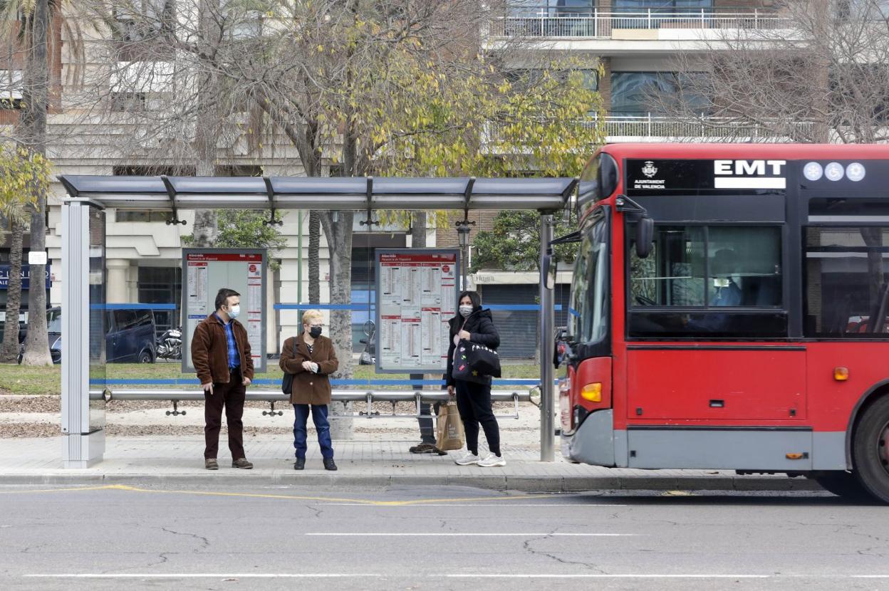Usuarios de la EMT, ayer en una parada en Valencia. irene marsilla