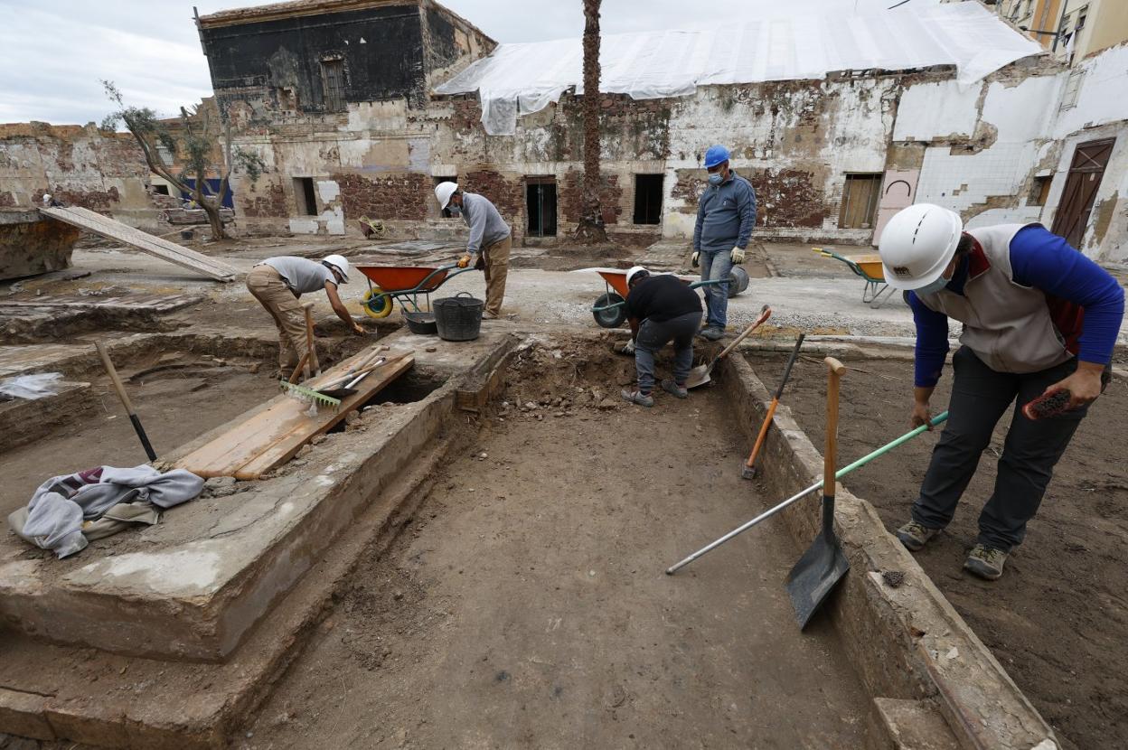 Excavaciones realizadas en el terrerno de las casetas de teñidores, junto a la Casa dels Bous del Cabanyal. jesús signes