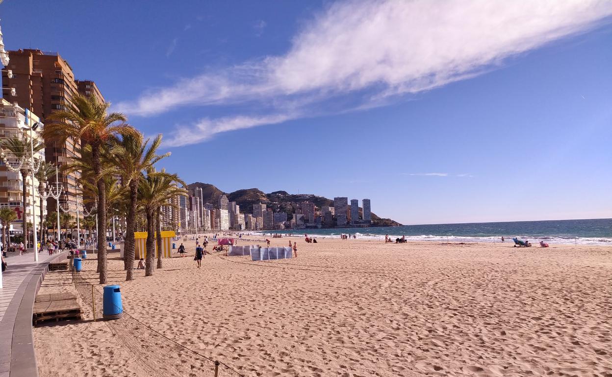 Imagen de la playa de Levante de Benidorm este lunes