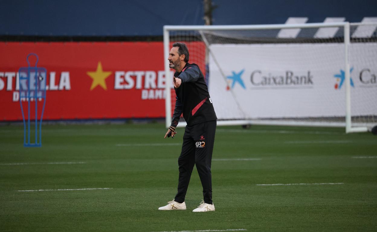 Vicente Moreno, dirigiendo la sesión de entrenamiento del Espanyol en la Ciudad Deportiva. 