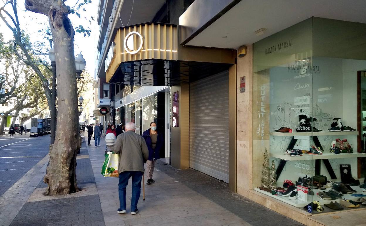 Unos vecinos pasean por la calle Marqués de Campo de Dénia. 