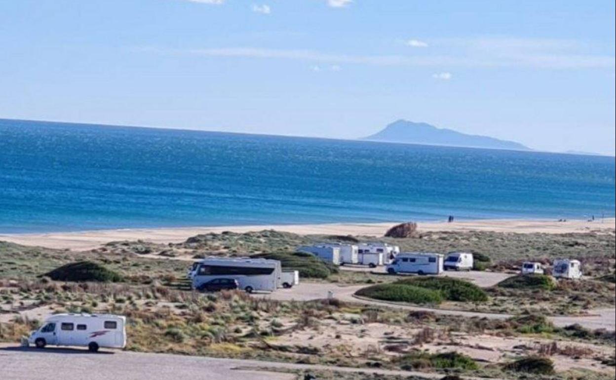 Autocaravanas aparcadas junto a la playa, este lunes. 