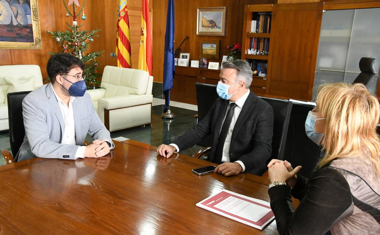 El alcalde de Xàbia, José Chulvi, y la edil Pepa Gisbert con Alejandro Aguilar .