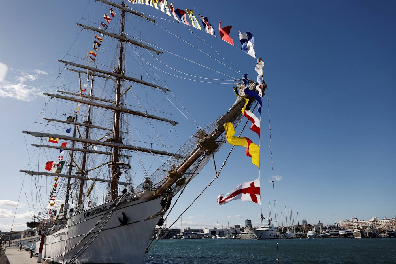 El Buque Escuela Cuauhtémoc de la Armada de México llega a Valencia tras participar en Expo Dubái. Ahora regresa a tierras mexicanas haciendo escala en puertos españoles como el de Barcelona, Valencia y Santa Cruz de Tenerife. El Puerto de Valencia acoge a una nave de 90,5 metros de eslora y 12 de manga, con 3 mástiles y 23 velas, una joya del mar que se le conoce como el 'Embajador y caballero de los mares', el buque en el que aprenden los cadetes mexicanos.