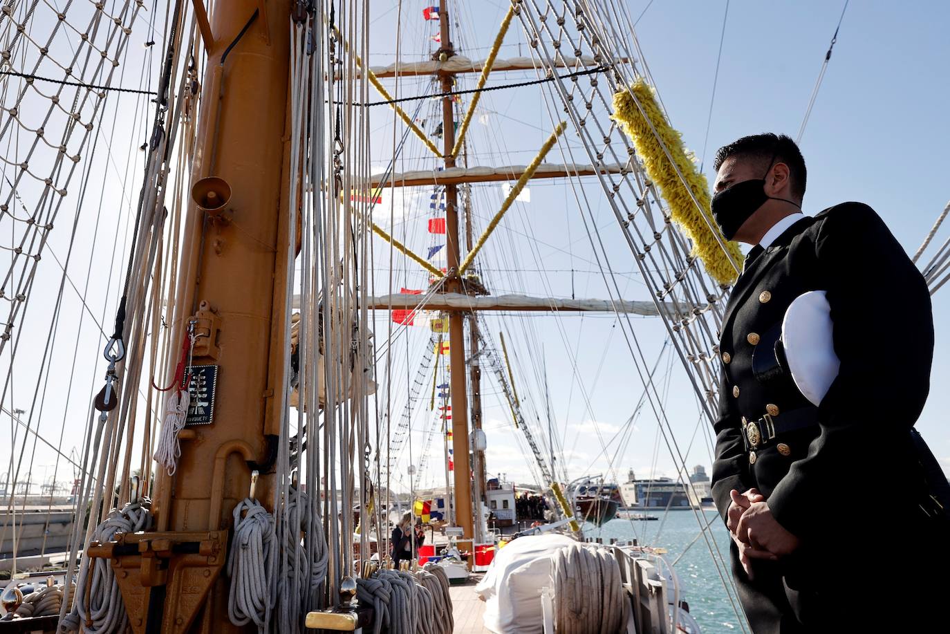 El Buque Escuela Cuauhtémoc de la Armada de México llega a Valencia tras participar en Expo Dubái. Ahora regresa a tierras mexicanas haciendo escala en puertos españoles como el de Barcelona, Valencia y Santa Cruz de Tenerife. El Puerto de Valencia acoge a una nave de 90,5 metros de eslora y 12 de manga, con 3 mástiles y 23 velas, una joya del mar que se le conoce como el 'Embajador y caballero de los mares', el buque en el que aprenden los cadetes mexicanos.