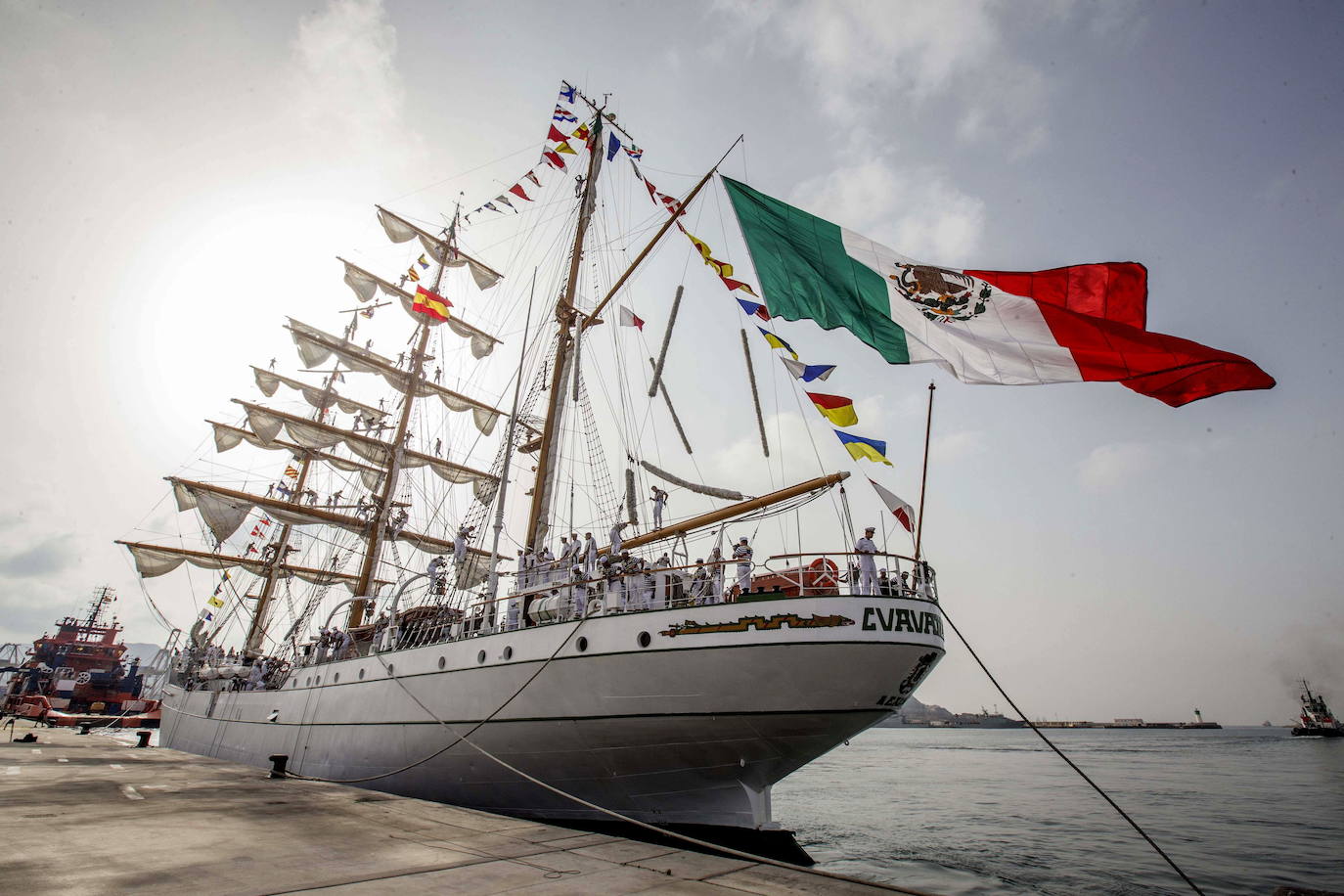 El Buque Escuela Cuauhtémoc de la Armada de México llega a Valencia tras participar en Expo Dubái. Ahora regresa a tierras mexicanas haciendo escala en puertos españoles como el de Barcelona, Valencia y Santa Cruz de Tenerife. El Puerto de Valencia acoge a una nave de 90,5 metros de eslora y 12 de manga, con 3 mástiles y 23 velas, una joya del mar que se le conoce como el 'Embajador y caballero de los mares', el buque en el que aprenden los cadetes mexicanos.