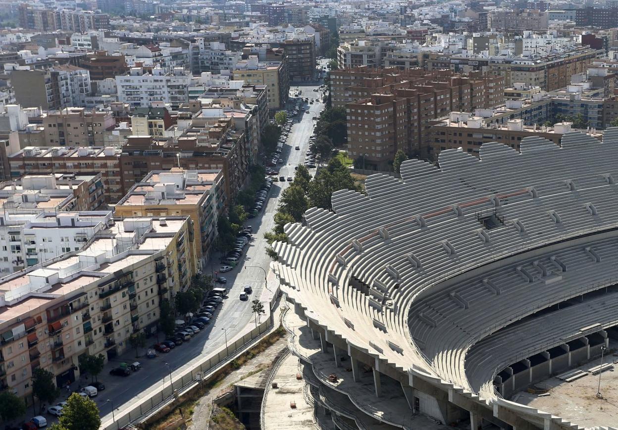t Obra paralizada. Las obras del nuevo estadio en Cortes Valencianas llevan paralizadas desde febrero de 2009. jesús signes