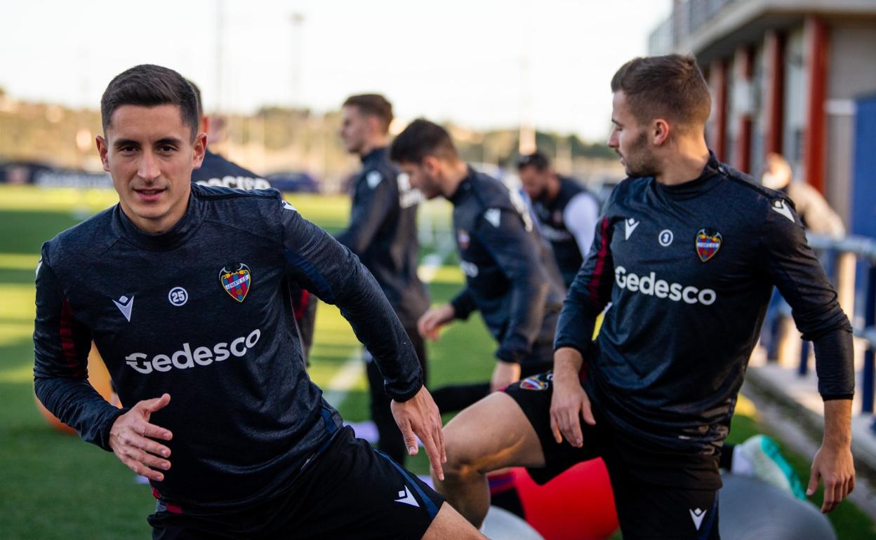 Jugadores del Levante, ejercitándose en la Ciudad Deportiva de Buñol. 