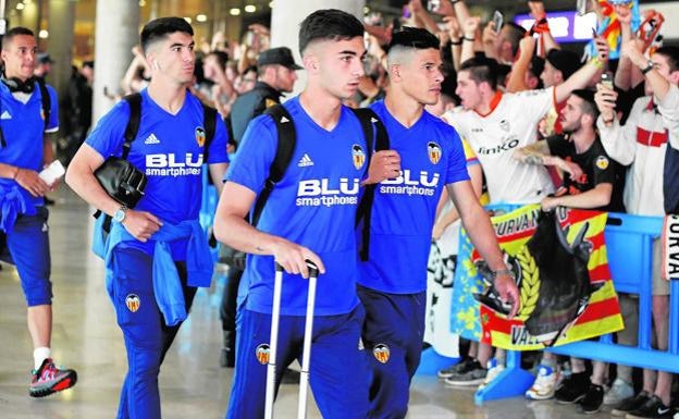 Ferran, seguido por Carlos Soler y Rodrigo, antes de poner rumbo a la final de Sevilla en 2019. 