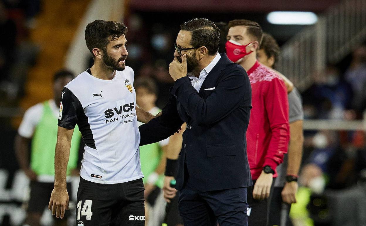 José Gayà atiende las explicaciones de Bordalás en el derbi ante el Villarreal. 