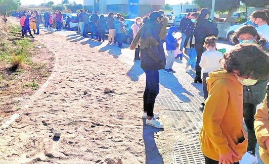 Decenas de niños, ayer, en la cola para someterse a una prueba PCR de un laboratorio privado del parque tecnológico de Paterna.