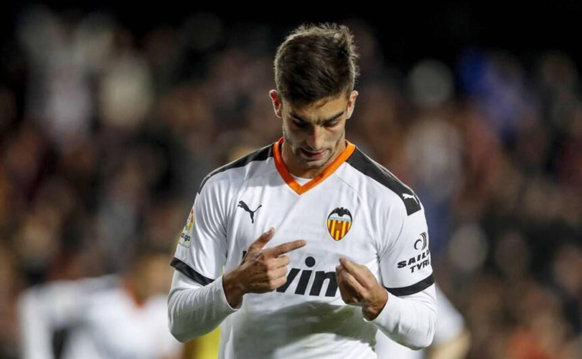 Ferran Torres se señala el escudo del Valencia después de anotar un gol durante un partido de Liga. 