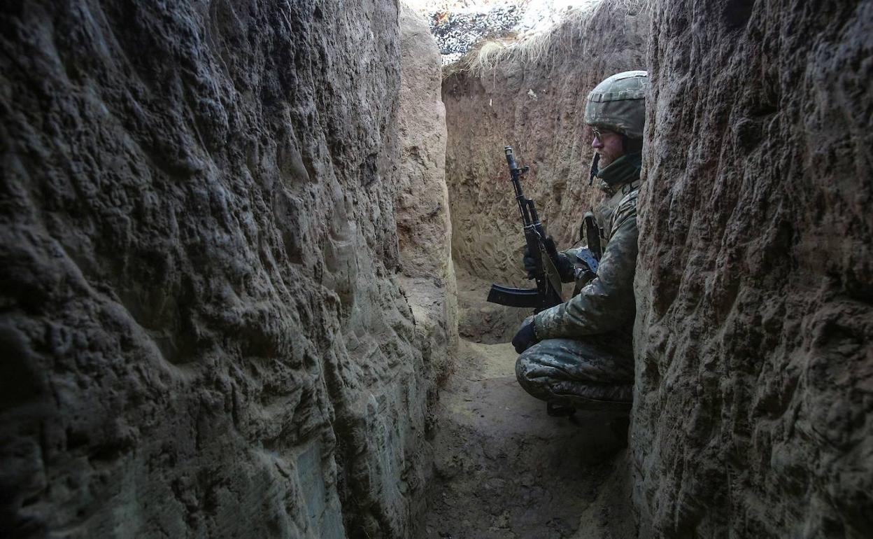 Soldado ucraniano, en una trinchera próxima a la frontera cerca de los territorios prorusos en Donetsk.