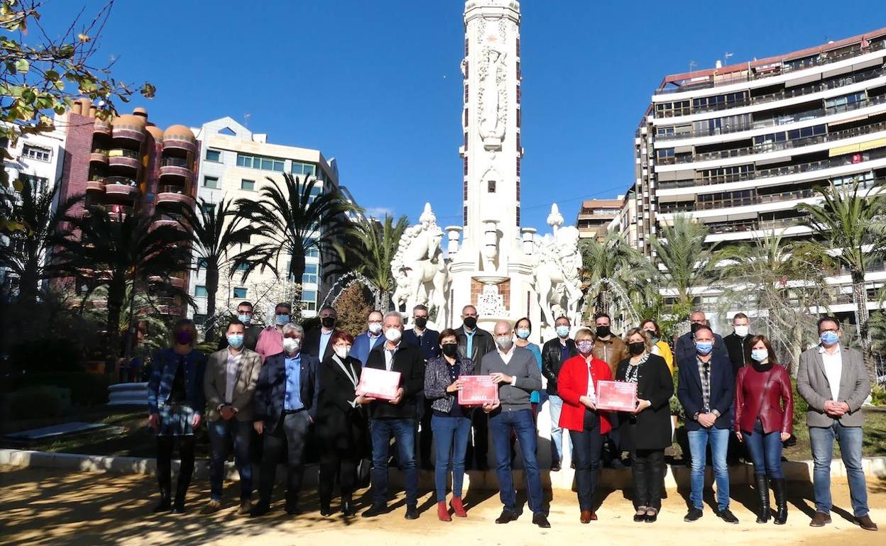 Alejandro Soler y su equipo, este lunes en la Plaza de los Luceros de Alicante. 