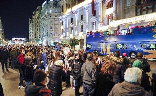 Cientos de personas, hoy, en la plaza del Ayuntamiento. 