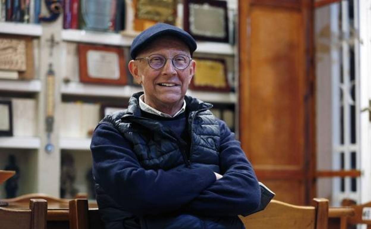 El escritor Ricardo Bellveser, en una entrevisat reciente en su casa.