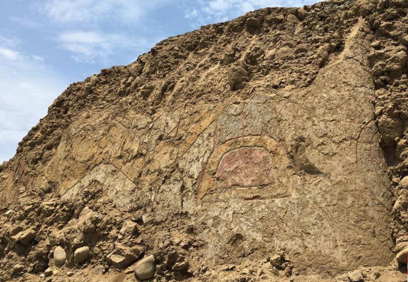 El descubrimiento de un mural de unos 3.200 años de antigüedad, rescatado a último momento de su destrucción total en medio de un campo de cultivo, ha puesto nuevamente en evidencia el deslumbrante desarrollo y la compleja cosmovisión que tenía el mundo prehispánico en la costa norte de Perú.