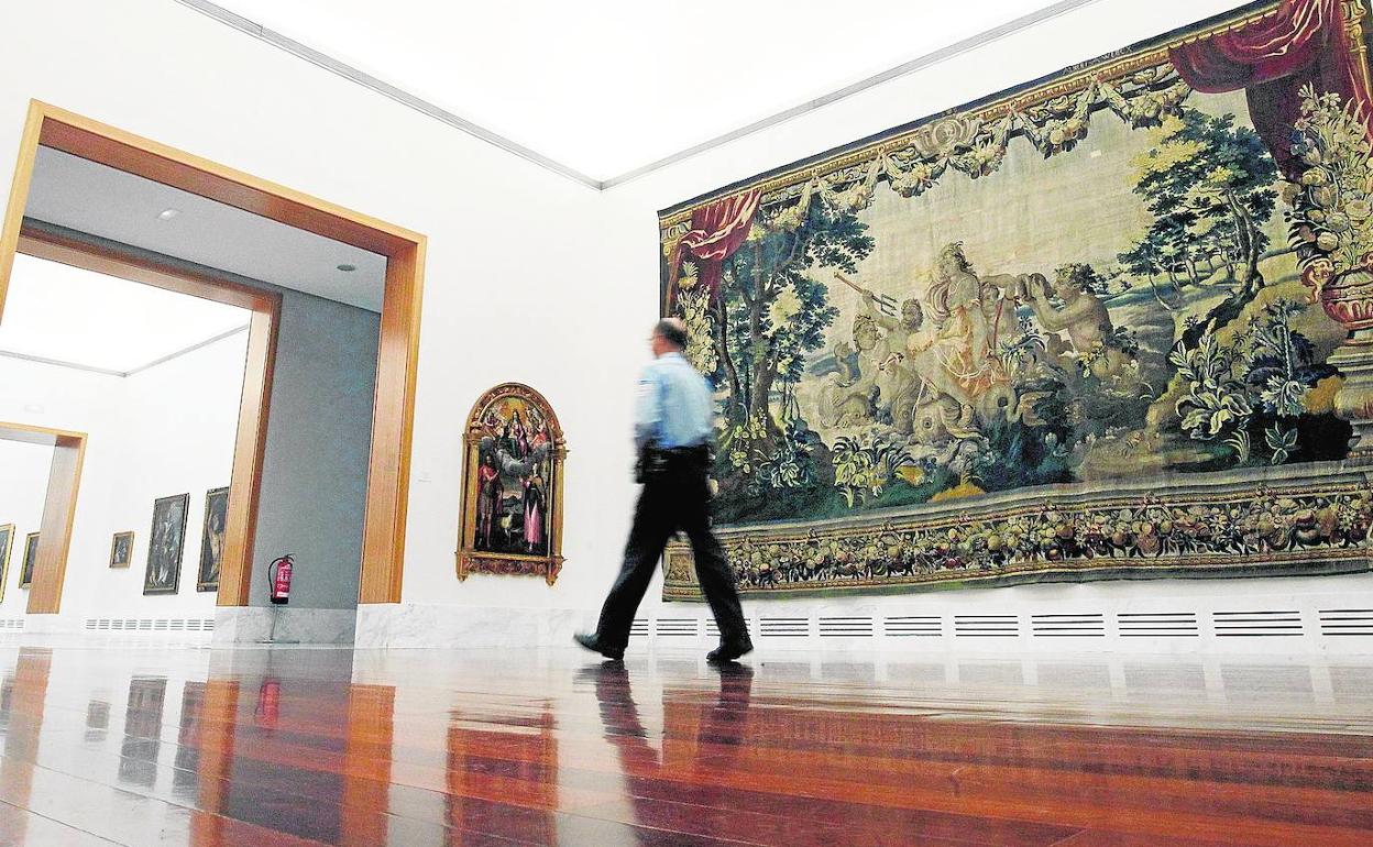 Un guardia de seguridad atraviesa una de las salas de la pinacoteca valenciana en una imagen de archivo.