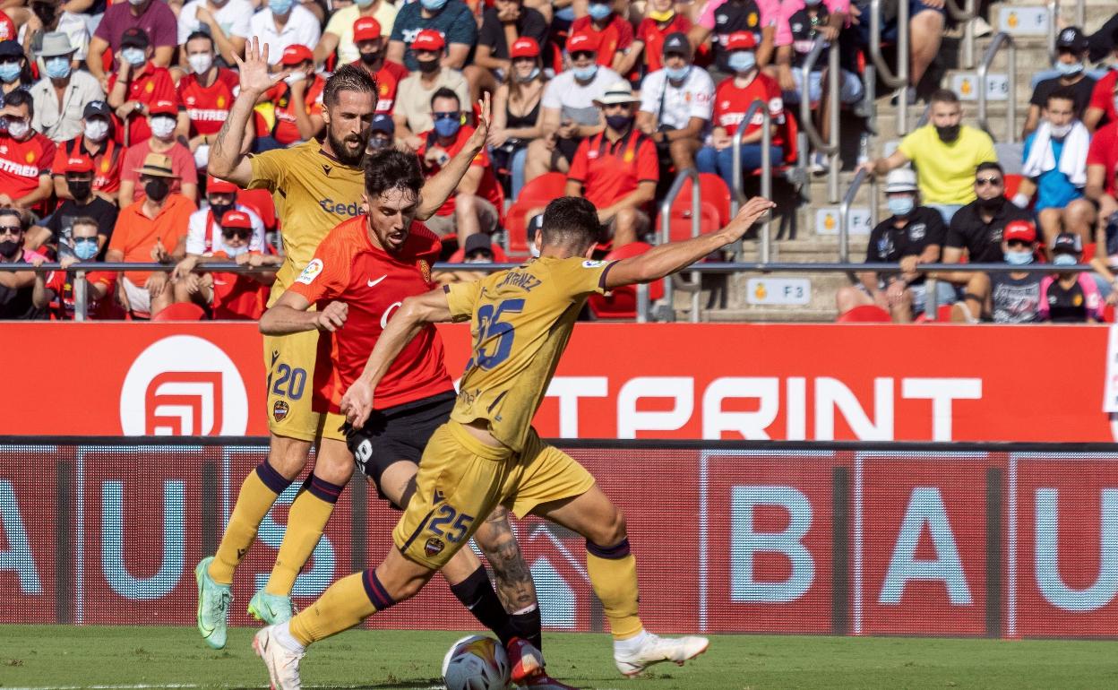 Fer Niño, con el balón, en un encuentro de liga frente al Levante. 