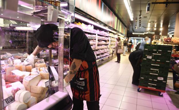 Un trabajador, en un supermercado. 