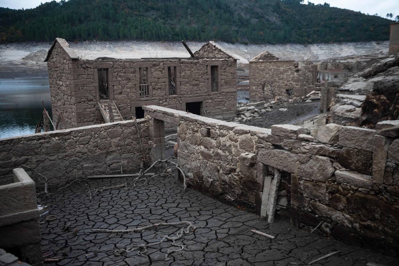 Fotos: La historia del pueblo que emerge de las aguas