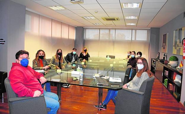 Los jóvenes periodistas, durante la charla que simuló la reunión de portada.