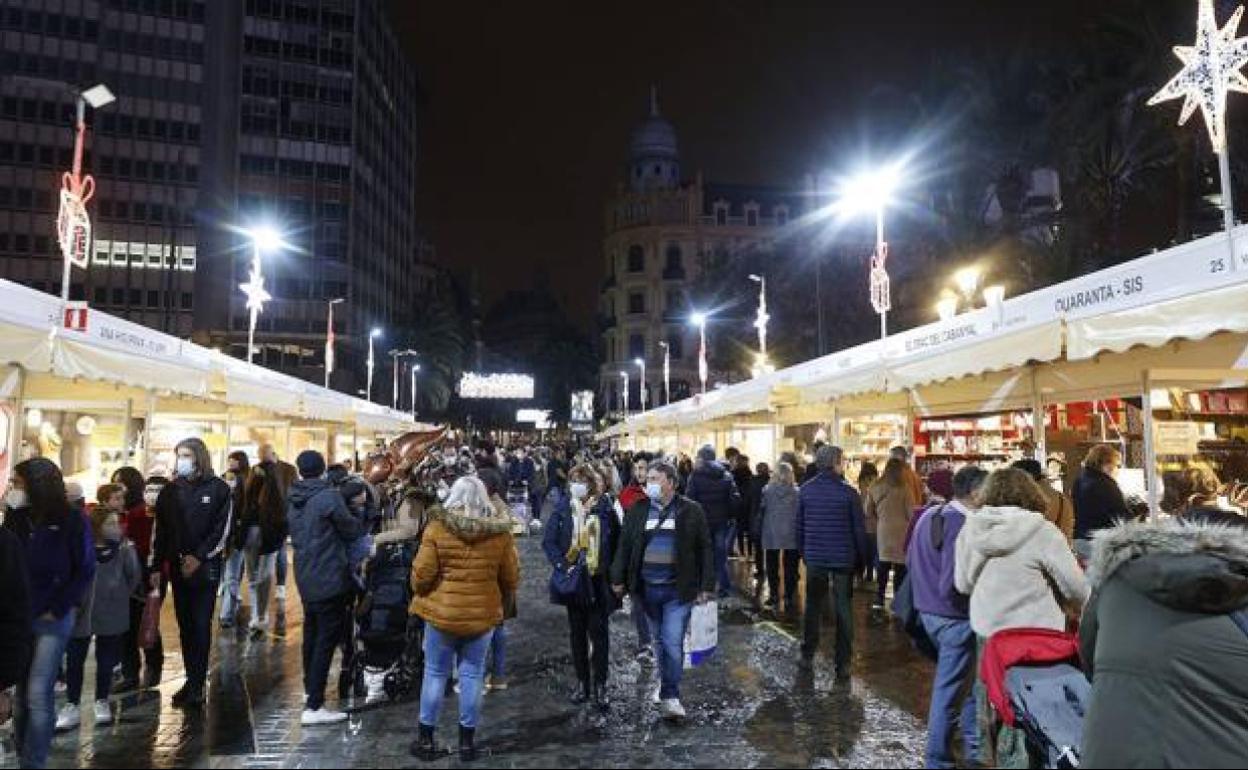 Compras y ambiente navideño en los comercios y mercadillo de la Plaza del Ayuntamiento y centro de Valencia. 