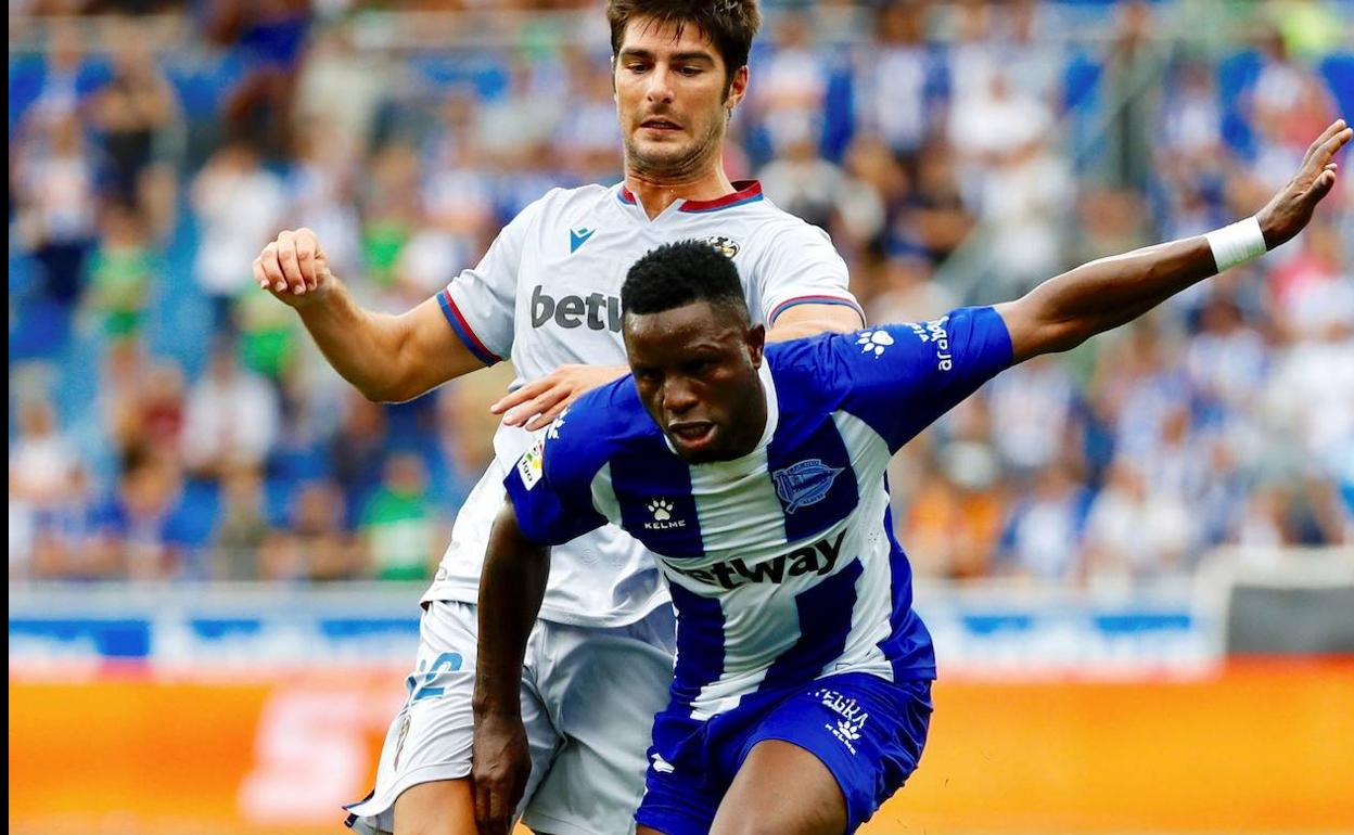 Wakaso, con la camiseta del Alavés, y Melero.