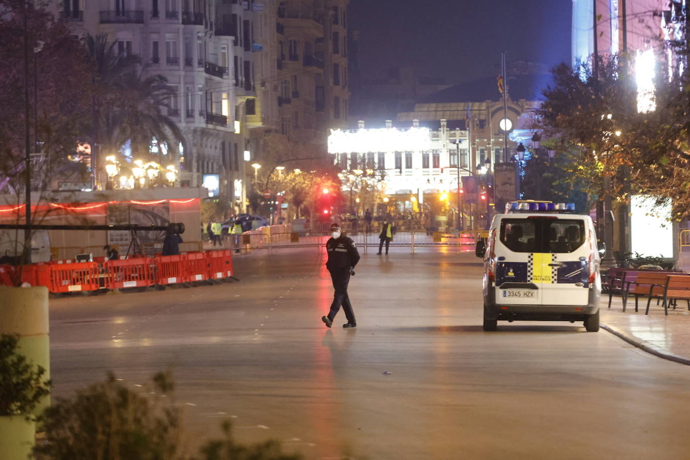 Fotos: La Policía blinda la plaza del Ayuntamiento de Valencia en Nochevieja