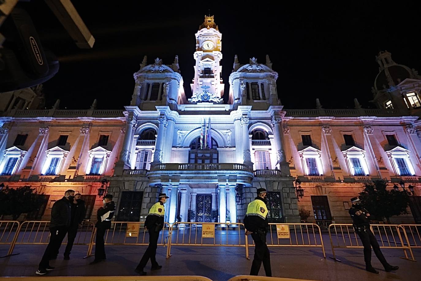 Fotos: La Policía blinda la plaza del Ayuntamiento de Valencia en Nochevieja