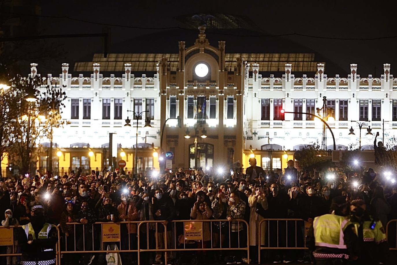 Fotos: La Policía blinda la plaza del Ayuntamiento de Valencia en Nochevieja