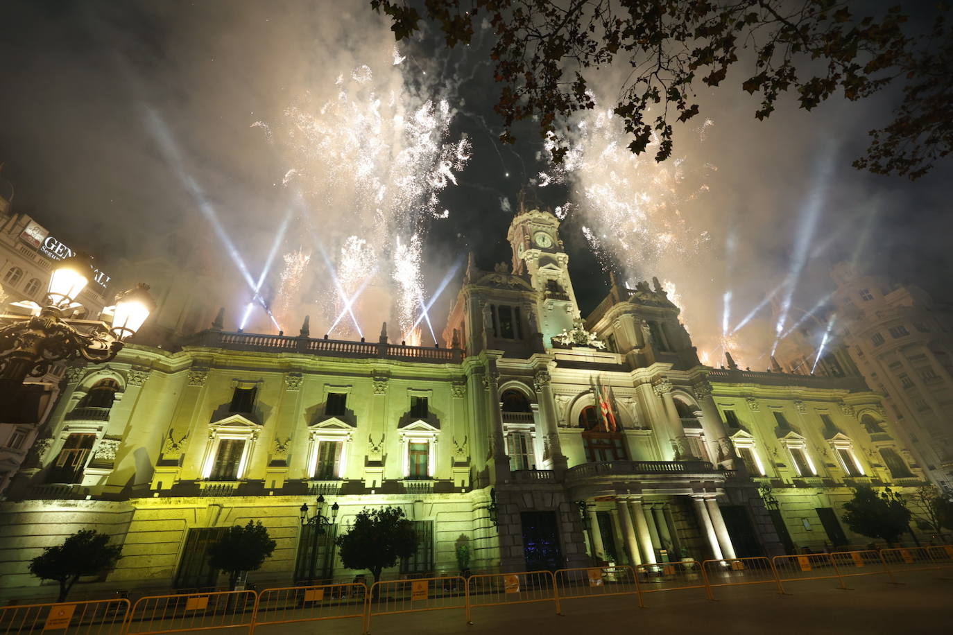 Fotos: La Policía blinda la plaza del Ayuntamiento de Valencia en Nochevieja