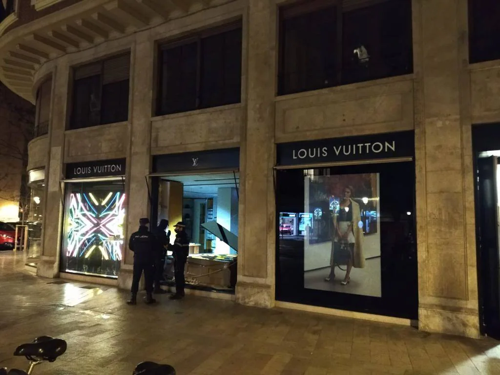 Una banda de ladrones roba la tienda de Louis Vuitton en Valencia en plena  Nochevieja