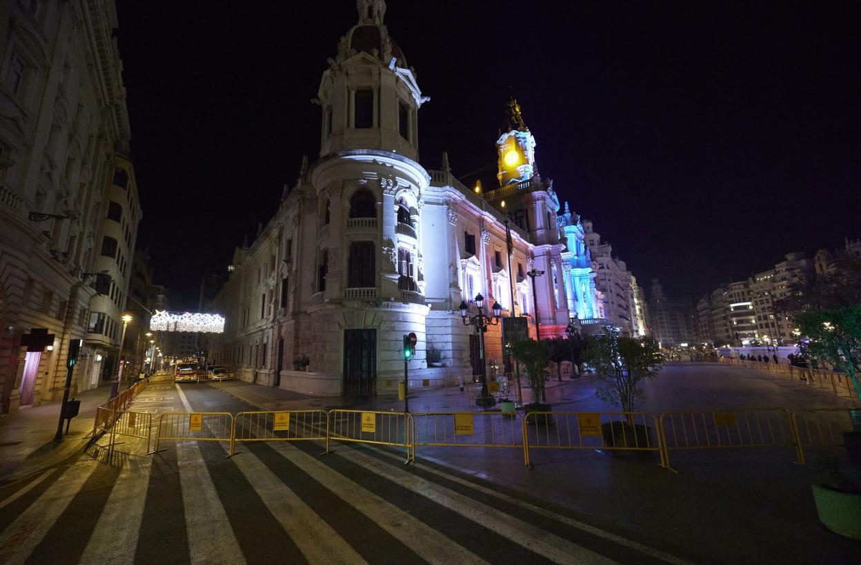 Uno de los accesos a la plaza del Ayuntamiento, cerrado para evitar concentraciones tras la suspensión de las campanadas. Iván Arlandis