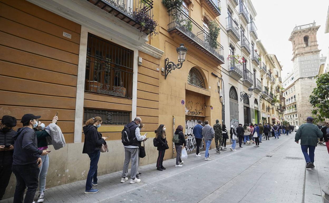 Cola para vacunarse en el punto instalado en la plaza de Manises, a principios de diciembre. 