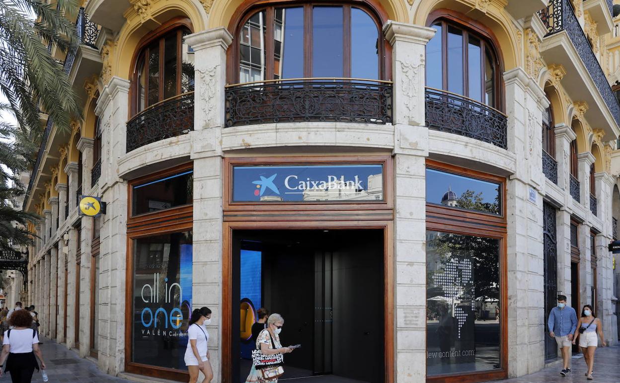 Una de las oficinas de Caixabank en el centro de Valencia. 