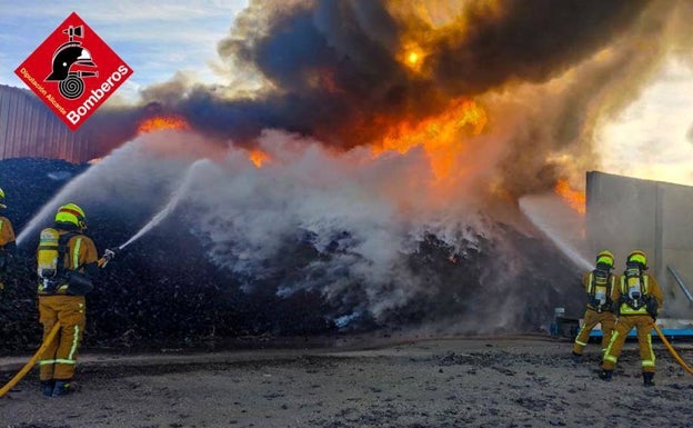 Intervención de los bomberos en el incendio declarado este domingo en Aspe. 