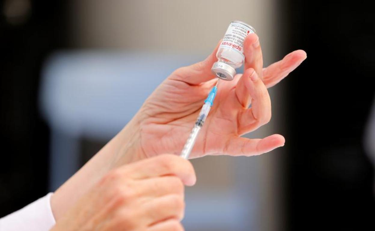 El Hospital de San Juan de Alicante prosigue con la campaña de vacunación contra el Covid-19 