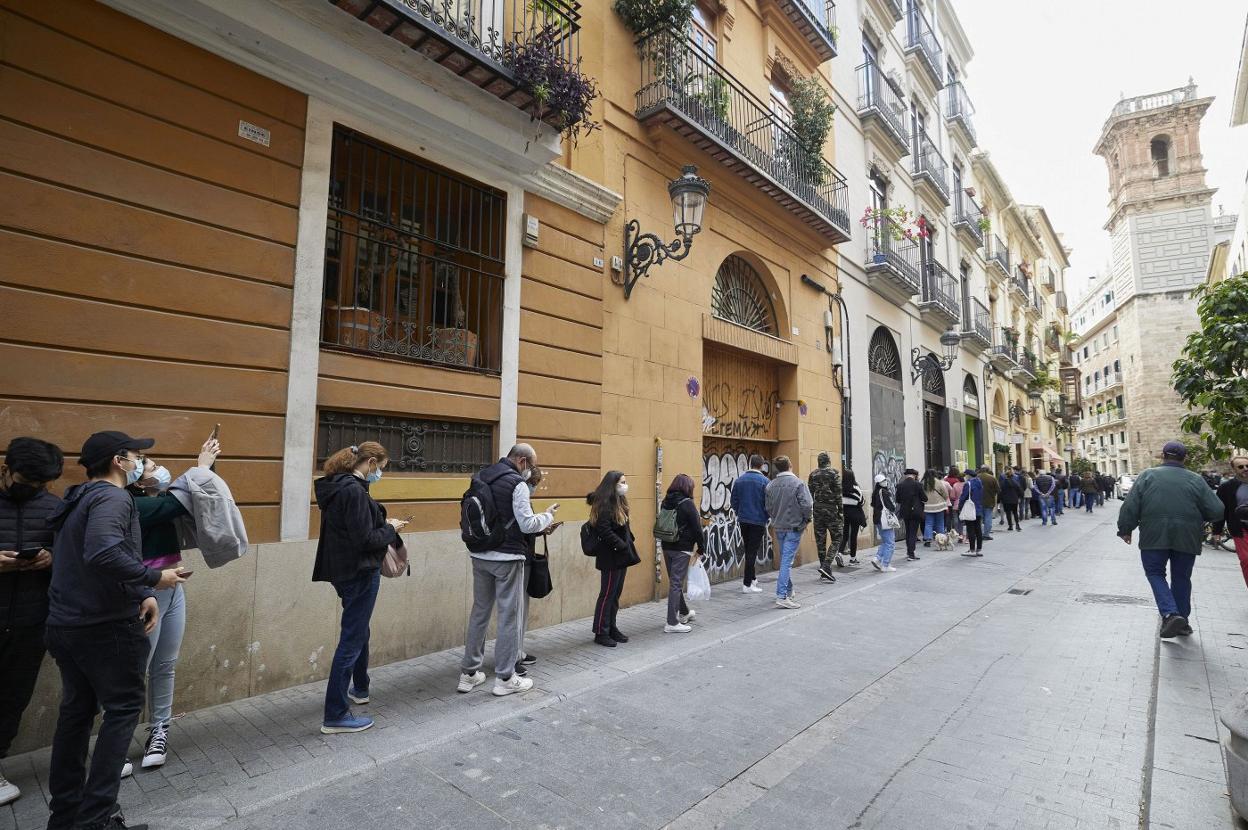 Cola para vacunarse en el punto instalado en la plaza de Manises, a principios de diciembre. Iván Arlandis