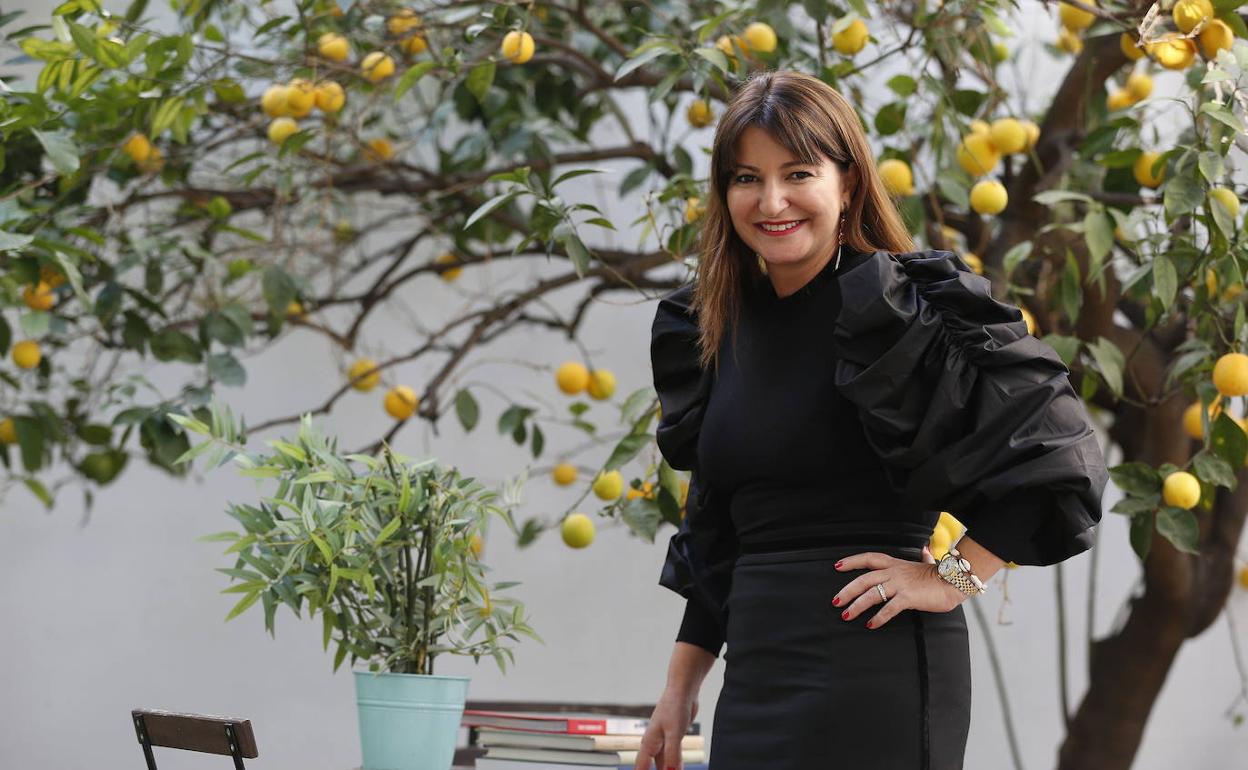 Ángela Pla, en el pequeño huerto junto a su oficina en Ruzafa.