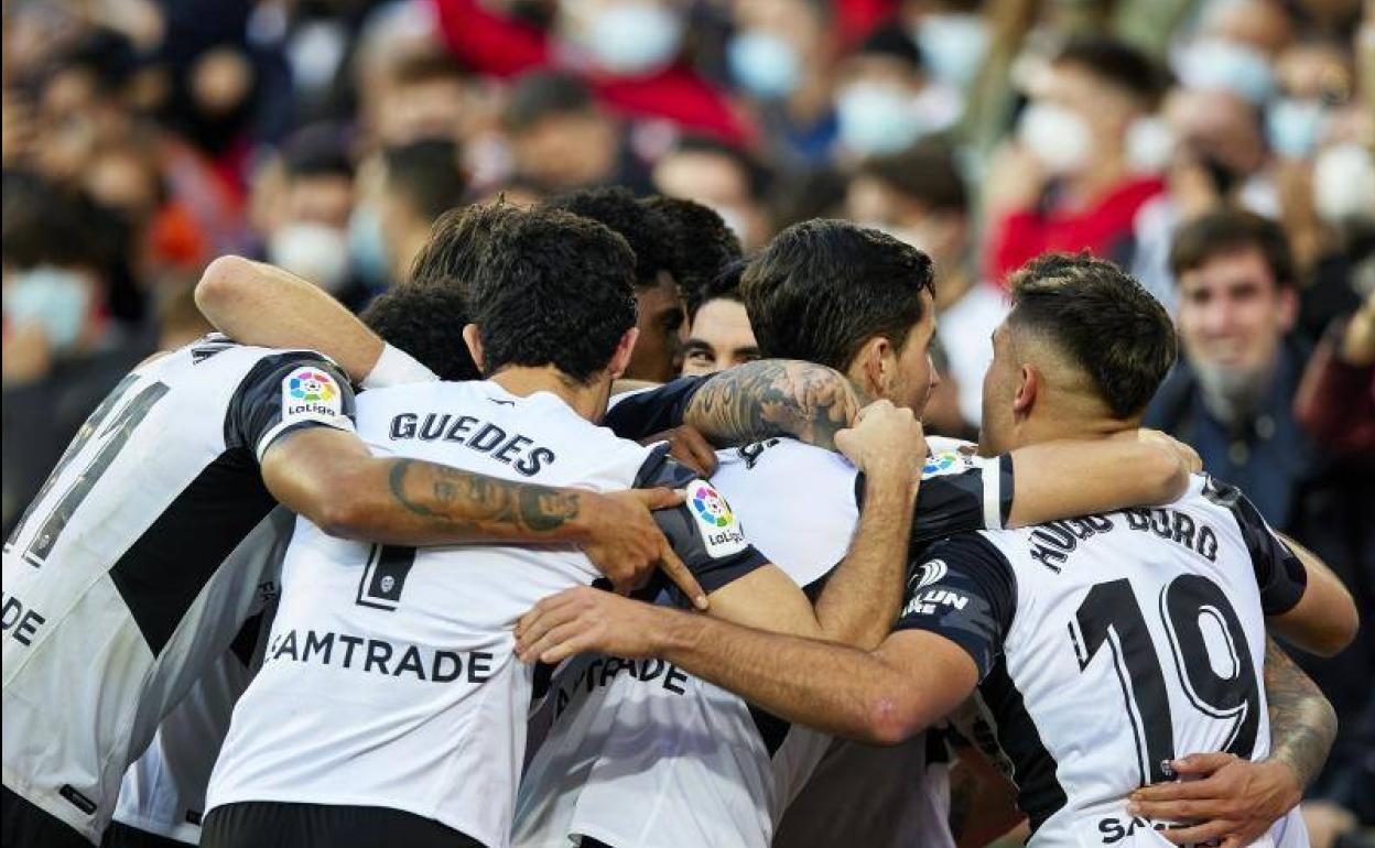 Los jugadores del Valencia celebran el gol de Alderete frente al Espanyol