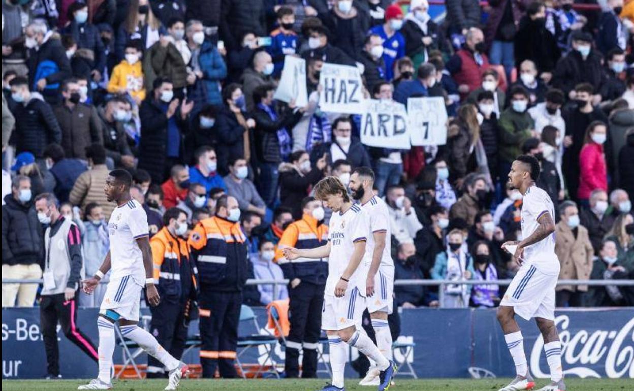 Los jugadores del Madrid tras la derrota ante el Getafe