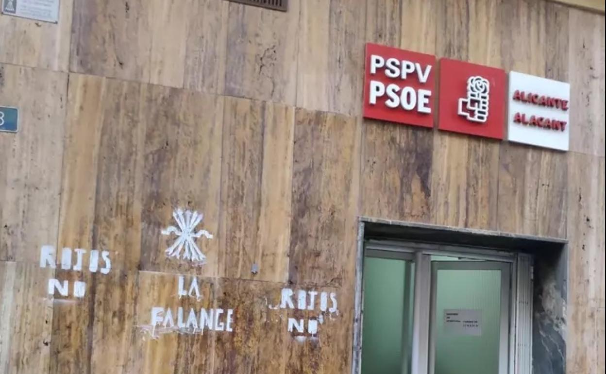 Imagen de las pintadas que han aparecido este lunes en la sede del PSPV en Alicante. 