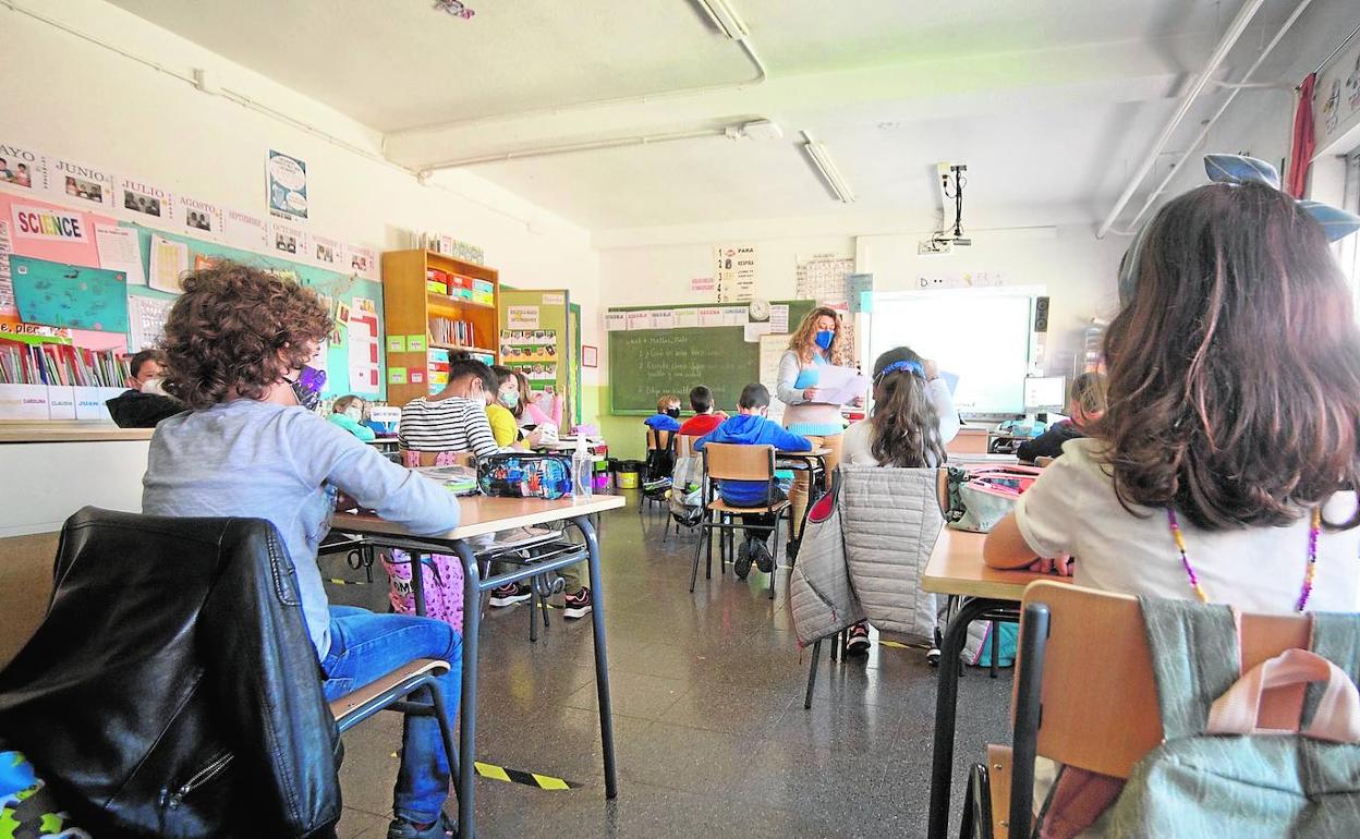 Alumnos de Primaria durante una clase, con mascarilla y manteniendo la distancia. 