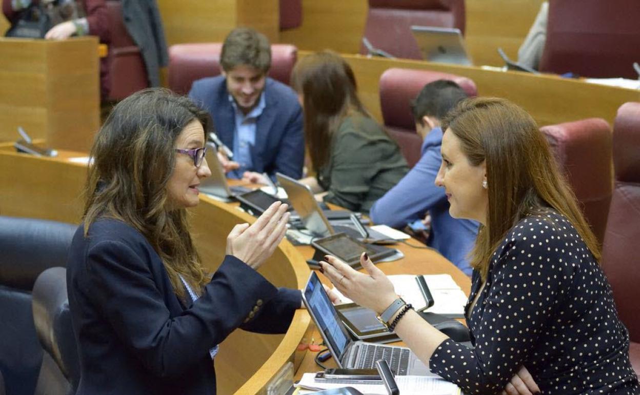 La vicepresidenta Oltra habla con la síndica del PP en Les Corts, María José Catalá. 