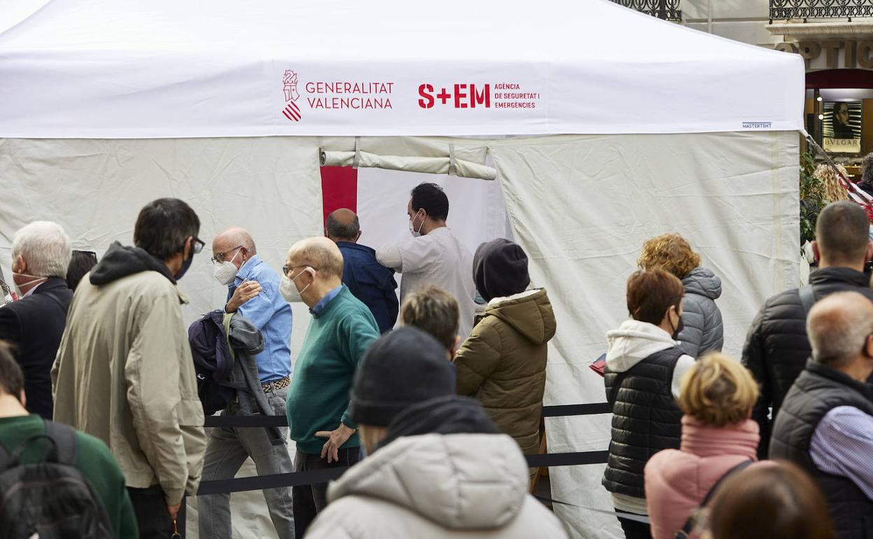 Punto de vacunación en la plaza de Manises durante el pasado diciembre. 