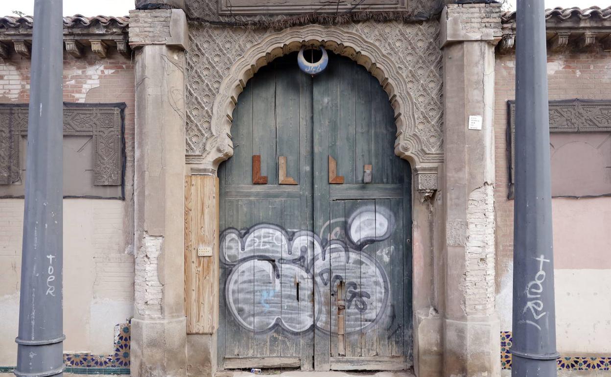 Puerta principal de la antigua fábrica Ceramo de Valencia. 