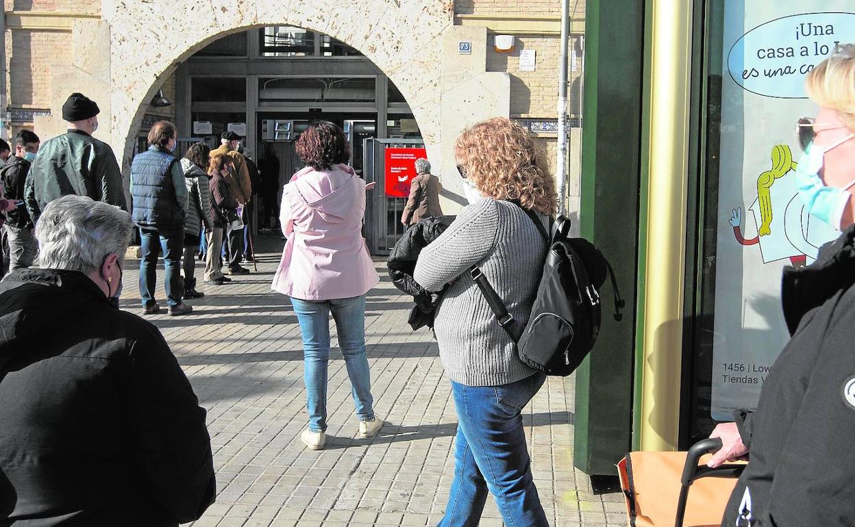 Colas en el centro de Salud de Serrería de Valencia, este lunes.